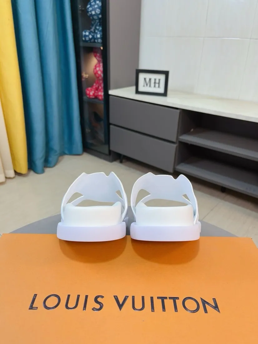 Men's shoes 💰360🌹🌹 (lv-Louis Vuitton) new men's sandals, high-end boutique, exquisite embossed logo decoration on the upper, fine workmanship, super soft soles, casual, loose and comfortable, a must-have in summer! \nsize：38-44
